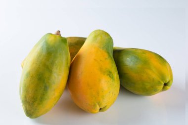 Beyaz arka planda olgun papaya meyvesi.