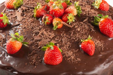 Çilekli çikolatalı pastanın ayrıntıları..