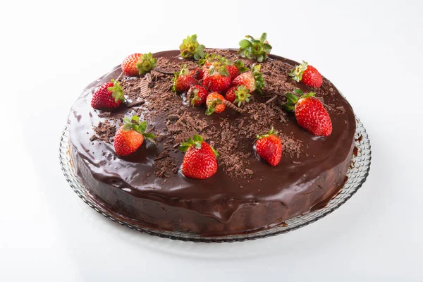 白を基調としたストロベリーチョコレートケーキ — ストック写真