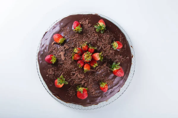 白を基調にしたストロベリーチョコレートケーキトップビュー — ストック写真