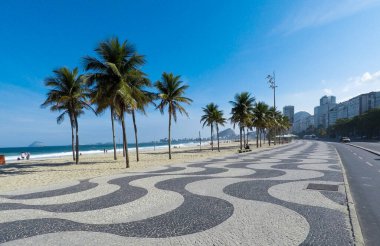 Copacabana sahilinde hindistan cevizi ağaçları Rio de Janeiro Brezilya.