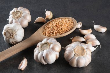 Sarımsak, soğan ve ahşap kaşıkta sarımsak..