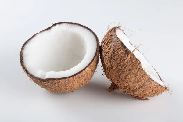 Złamany Suchy Kokos Izolowany Białym Tle — Zdjęcie stockowe