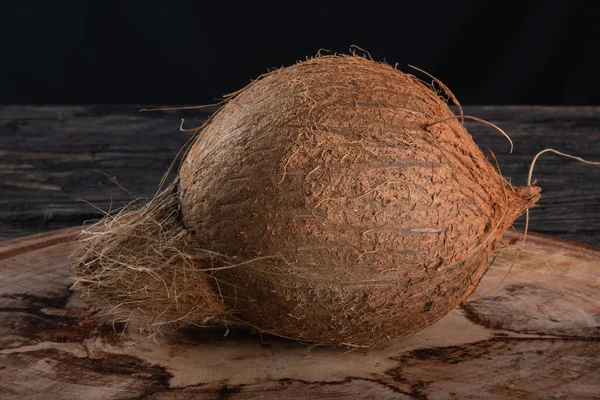 Fruta Coco Seca Isolada Sobre Fundo Madeira Rústica — Fotografia de Stock