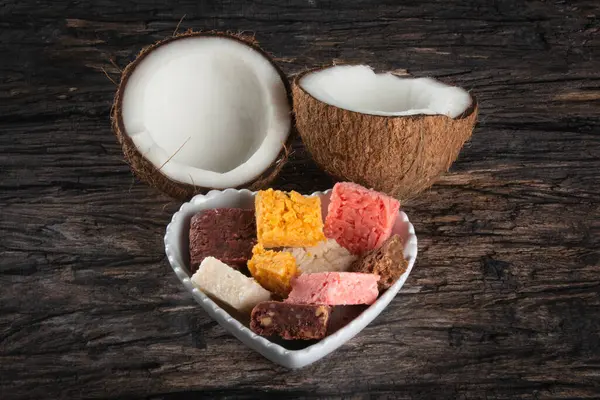 Coconut Candy Coconut Brazilian Sweet Heart Shaped Bowl Rustic Wooden — 스톡 사진
