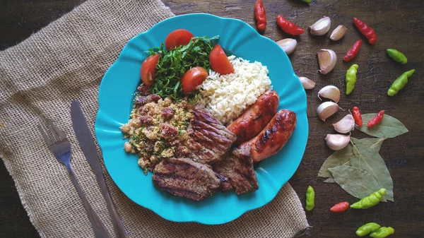 Traditionele Braziliaanse Gerechten Met Barbecue Bonen Rijst Salade — Stockfoto