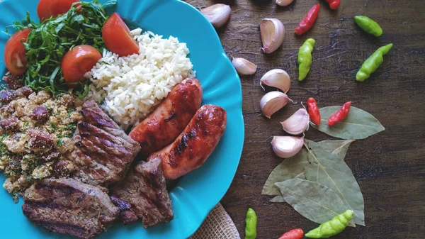Traditionele Braziliaanse Gerechten Met Barbecue Bonen Rijst Salade — Stockfoto