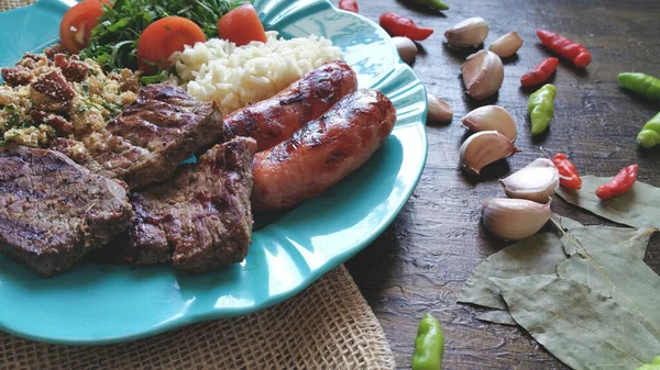 Traditionele Braziliaanse Gerechten Met Barbecue Bonen Rijst Salade — Stockfoto