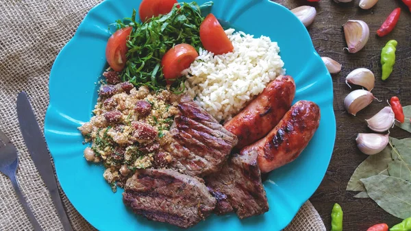 Traditionele Braziliaanse Gerechten Met Barbecue Bonen Rijst Salade — Stockfoto