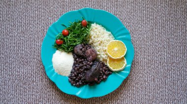 Tipik Brezilya yemeğinin Feijoada yemeği..