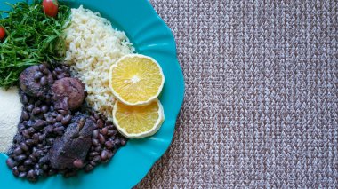 Tipik Brezilya yemeğinin Feijoada yemeği..