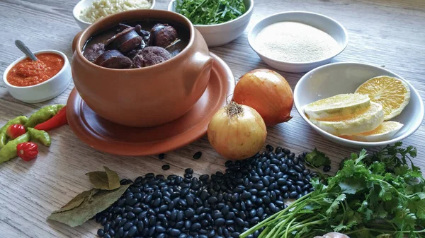 Feijoada Uma Tigela Cerâmica Seus Ingredientes Alimentos Brasileiros — Fotografia de Stock