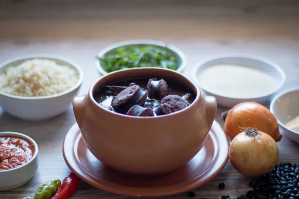 Feijoada Uma Tigela Cerâmica Seus Ingredientes Alimentos Brasileiros — Fotografia de Stock