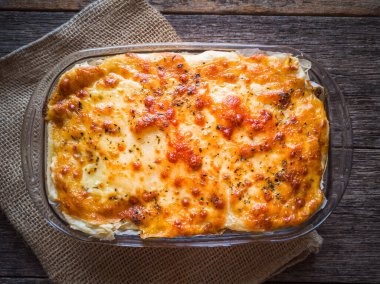 Cassava ve erimiş peynirli et saklanma yeri. Kırsal ahşap arka plan.