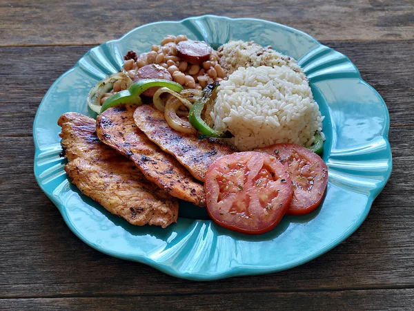 Braziliaanse Gerechten Gerecht Bonen Rijst Gegrilde Kip Bloem — Stockfoto