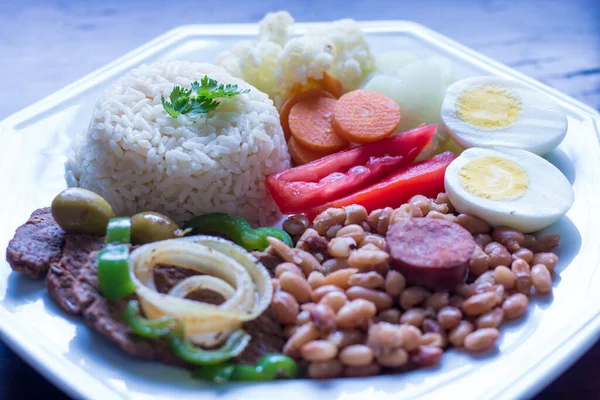 Brasilianisches Gericht Bohnen Reis Fleisch Eier Salat — Stockfoto