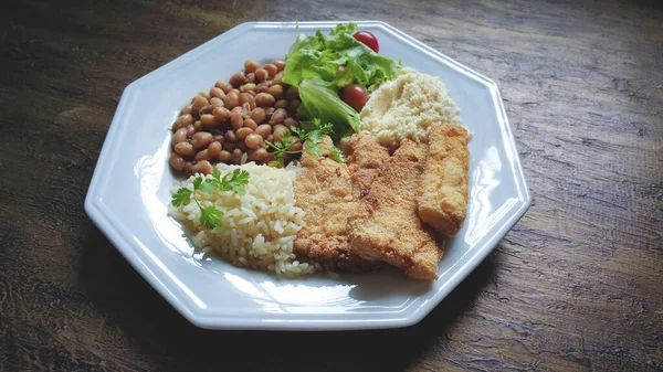 Traditionelles Gericht Mit Fisch Bohnen Reis Und Salat — Stockfoto