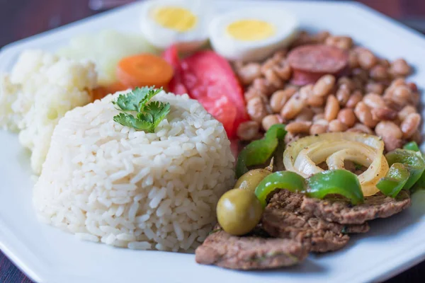 Brazylijskie Potrawy Fasola Ryż Mięso Jajka Sałatka — Zdjęcie stockowe