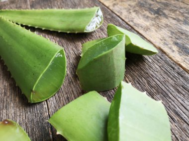 Aloe Vera ahşap kırsal masada dilimler.