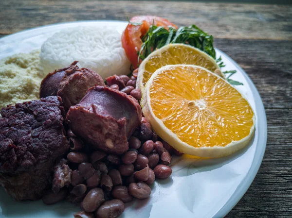 Lunchbord Met Traditionele Braziliaanse Feijoada Houten Ondergrond — Stockfoto