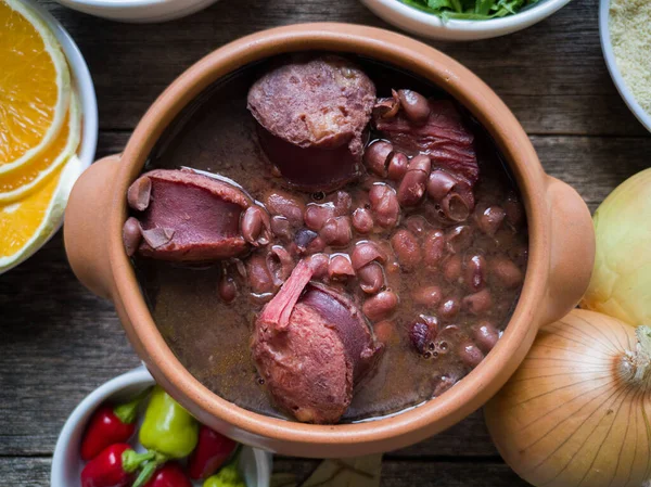 Feijoada Керамической Миске Традиционные Бразильские Блюда Деревянном Фоне — стоковое фото