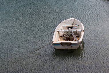 Denize demirlemiş küçük ahşap balıkçı teknesi..