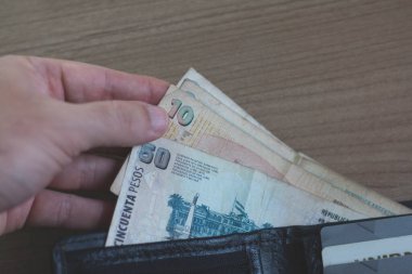 Cüzdandan Arjantin 'in para faturalarını çıkarıyorum..