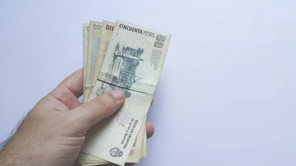 Hand Holding Argentijns Geld Bankbiljet Met Witte Achtergrond — Stockfoto