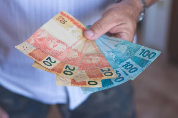 Man Met Braziliaanse Bankbiljetten Met Zijn Handen — Stockfoto