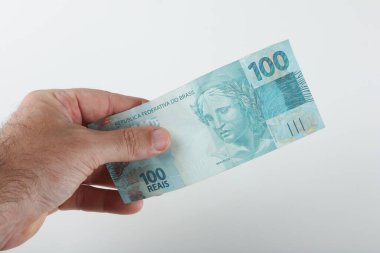 Brezilya parasıyla el ele tutuşmak. 100 reais banknot. Boşluğu kopyala.