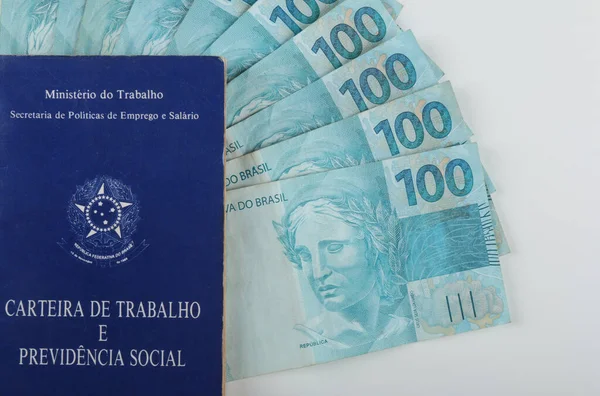 ブラジルのバイア 2021年7月27日 ブラジルの労働者カード Carteira Trabalho とブラジルのお金 ブラジル連邦共和国 労働省 仕事歴書及び社会福祉 — ストック写真