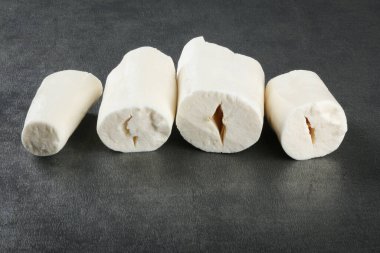 Kasava parçaları koyu arkaplanda izole edilmiş...