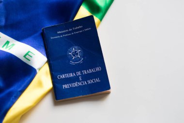 Brezilya iş kartı, arkasında Brezilya bayrağı var..
