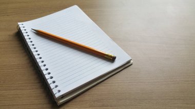 Boş sayfalı, kurşun kalemli defter.