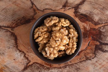 Ahşap arka planda cevizler.