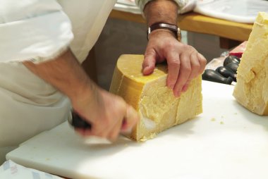 Taglio del Formaggio Parmiggiano
