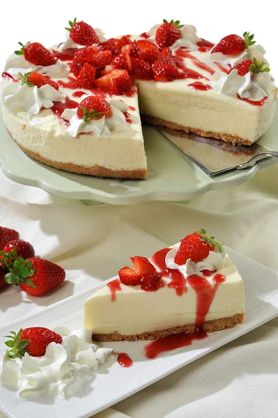 Cheesecake con fragole — Fotografie, imagine de stoc