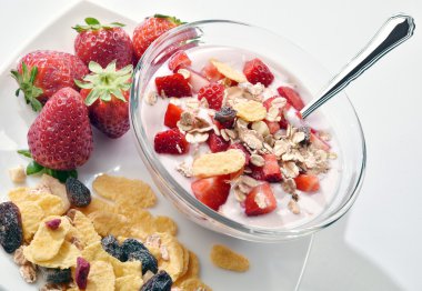 yoğurt con fragole e müsli 