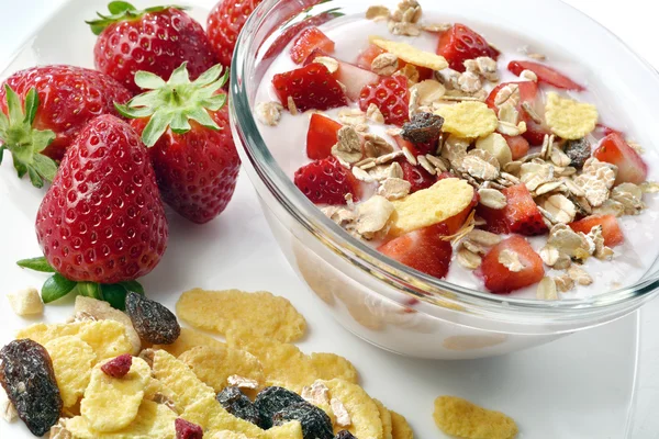 fragole, yoğurt, müsli