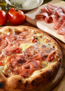 pizza al prosciutto crudo