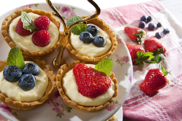 TORTINA DOLCI CREMA E FRUTTA — Foto de Stock