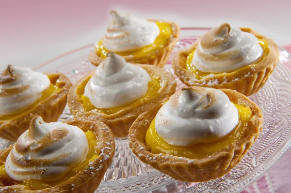 Pasticcini con crema al limone e meringa — Stockfoto