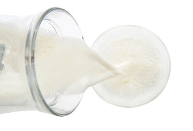 Latte versato con schiuma