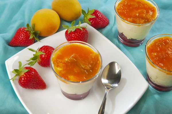 Mascarpone con fragole ealbicocche — Stockfoto