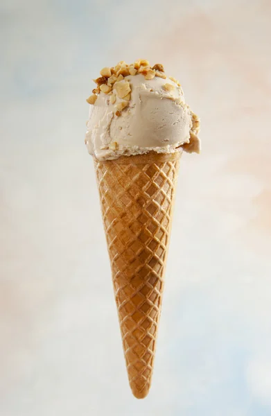 Cono gelato alla nocciola — Stock fotografie