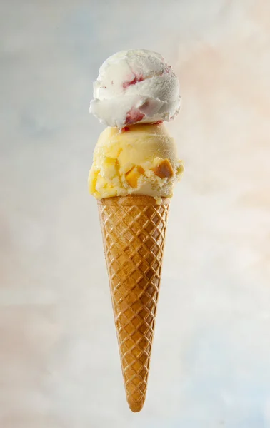 Cono gelato con 2 palle — Φωτογραφία Αρχείου