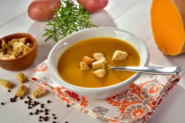 Patatesli balkabağı kreması ve biberiye.