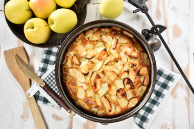 Elmalı kek tavaya, taze pişmiş ve elmalı.