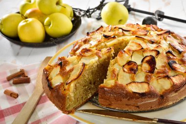 Elmalı turta ve elmalar yakın.