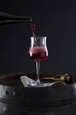 Lambrusco grasparossa köpük ve şişeyle bardağa döküldü.